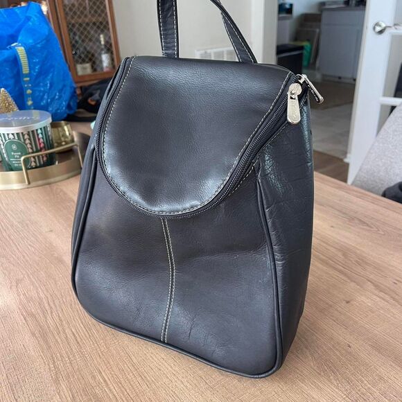 Vintage Piel Black leather backpack with a zipper closure and silver hardware - Picture 7 of 7